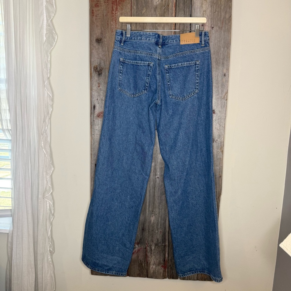 PacSun Mid-Rise Straight Leg Jeans in Light Blue Wash - Picture 7 of 12